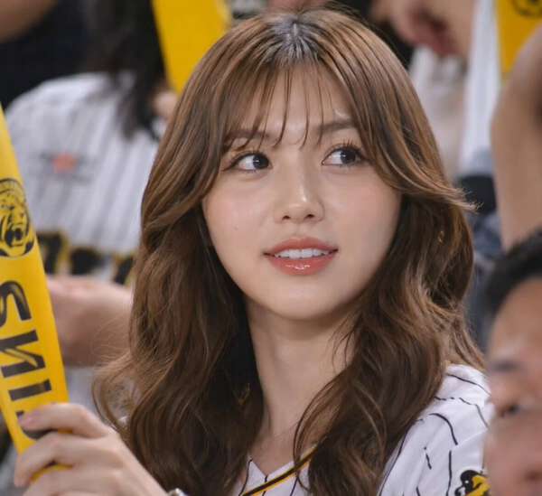 KBO Baseball Couple Kiss Reaction