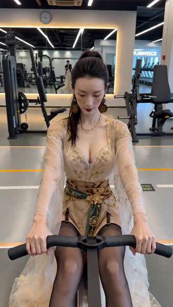 Realistic iPhone Gym Fitness Ancient Costume Video